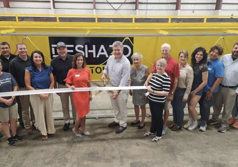 Guy Mitchell cuts the ribbon celebrating Deshazo’s membership into the Winchester-Clark County Chamber of Commerce